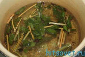 добавить нарезанные веточки вишни, укропа и чеснок в маринад