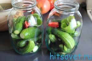 ложим огурцы в банки