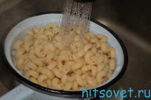 сварить макароны и промыть холодной водой