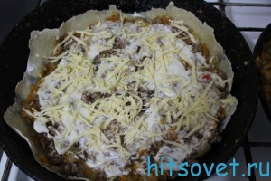 посыпать сыром