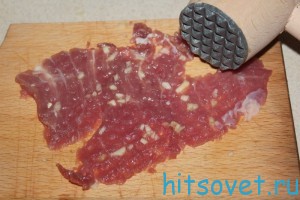 отбить куски свинины