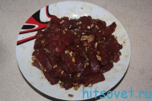 добавить соевый соус, чеснок и перец.