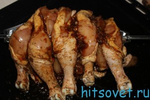 нанизать куриные ножки на гриль