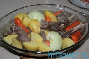 перемешать телятину с овощами