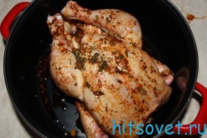 помазать курицу приготовленным соусом