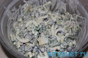 салат с кальмарами и авокадо