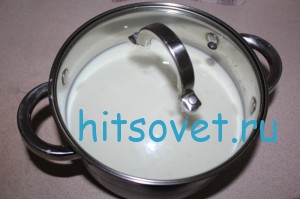 молоко в кастрюлю