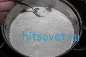Кислое молоко ставим на огонь