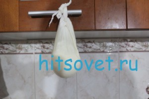 Подвешиваем марлю с содержимым