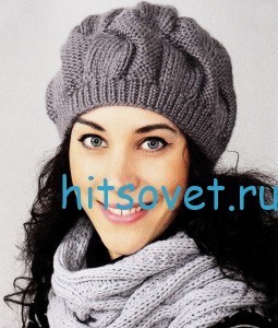 Вязаный берет спицами серого цвета
