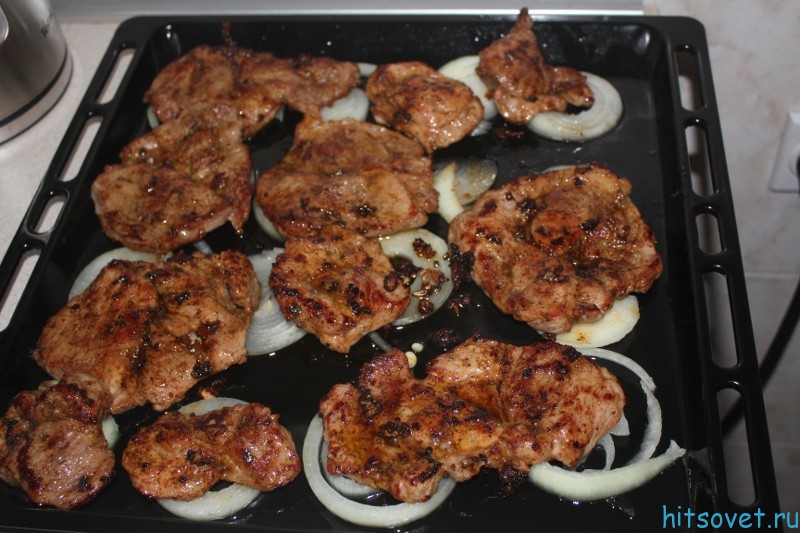 Как пожарить мясо в духовке