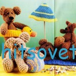 Вязаные мишки на пляже