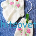 Вязаные варежки и носочки с вышивкой