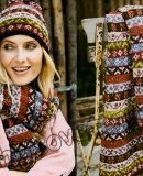 Шапочка и шарф яркими жаккардовыми узорами