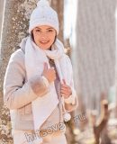 Белая шапка и шарф, структурным узором