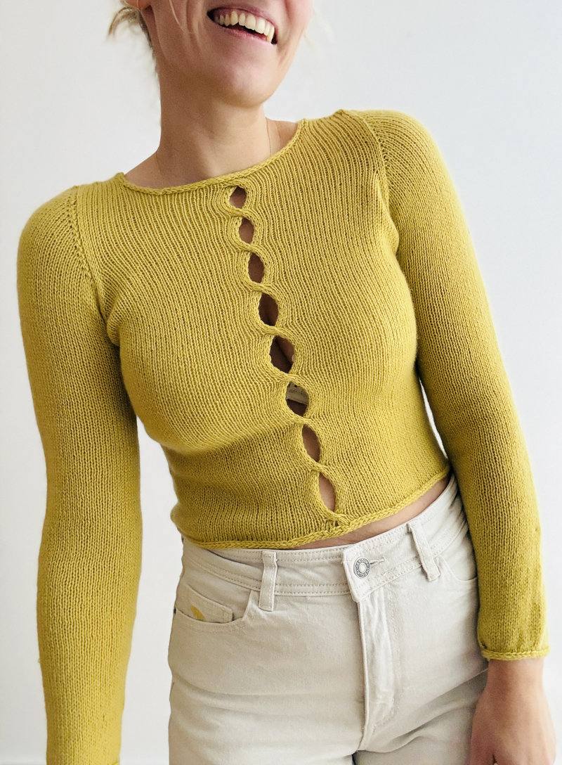 Carrie Sweater — укороченный джемпер спицами с декоративной дорожкой