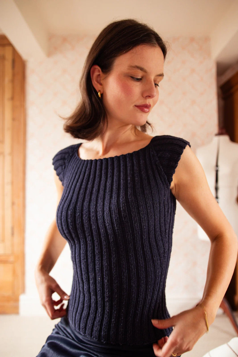 Josephine Top — женский топ спицами резинкой 2×2 Josephine Top — женский топ спицами резинкой 2×2