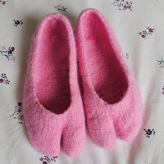 Tabi Ballerina Slippers спицами — вязаные и валяные тапочки с отдельным пальцем