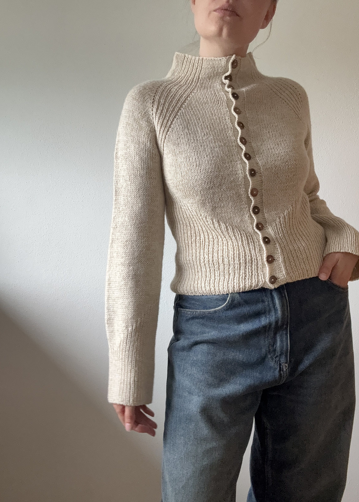 Кардиган Isa Raglan спицами с V-образными линиями реглана